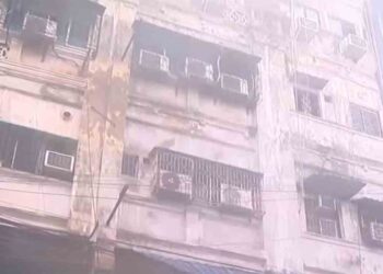 Massive fire breaks out at a Kolkata hotel.