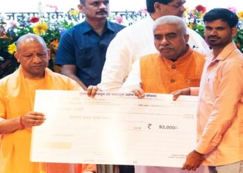 Yogi government giving handlooms a new identity.