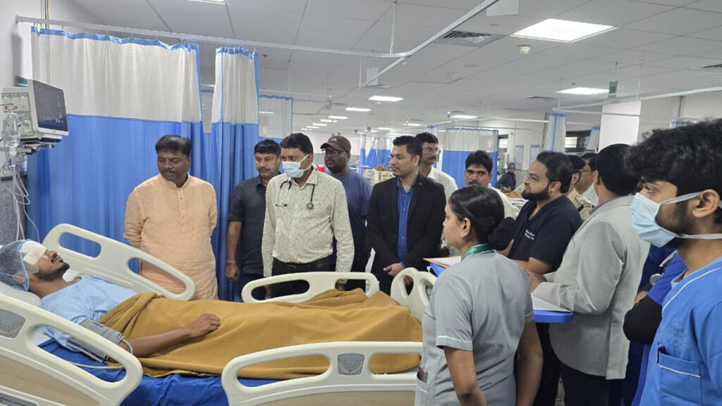Forest Minister Kedar Kashyap met the injured soldiers.