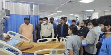 Forest Minister Kedar Kashyap met the injured soldiers.