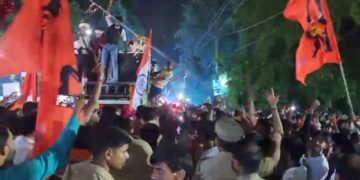 Clash between Kanwariyas and police over DJ