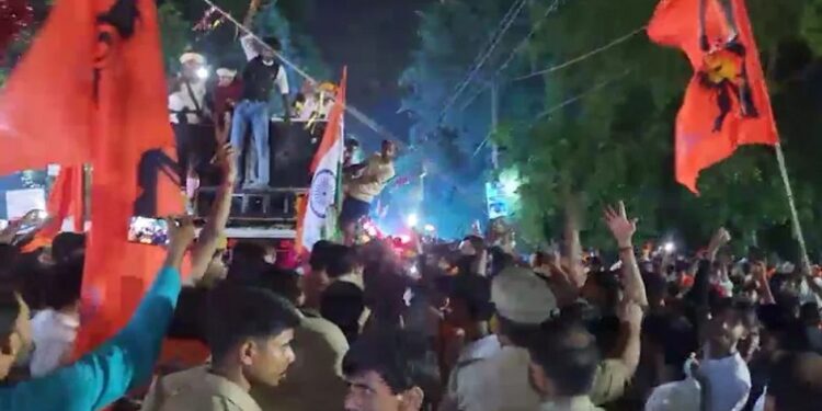 Clash between Kanwariyas and police over DJ