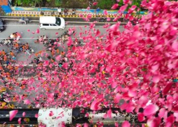 Flowers were showered on Kanwar pilgrims from a helicopter.