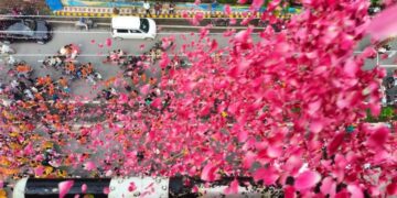 Flowers were showered on Kanwar pilgrims from a helicopter.