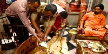 Mayur Dixit performed *Jalabhishek* at Daksheshwar Mahadev.