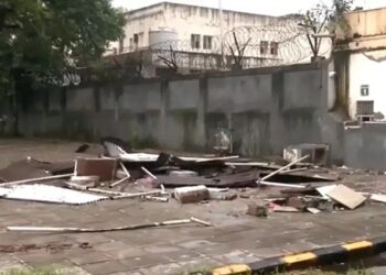 Security cordon breached outside the Pakistan High Commission.