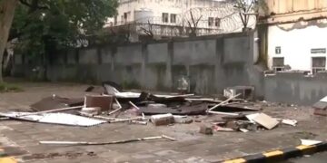 Security cordon breached outside the Pakistan High Commission.