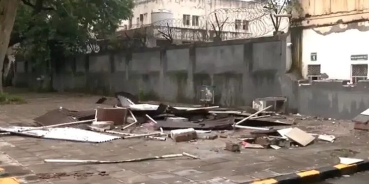 Security cordon breached outside the Pakistan High Commission.