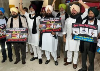 Punjab Congress MLAs raised slogans.