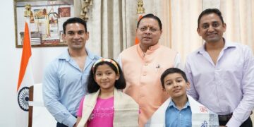 CM Dhami commends young mountaineers Riyansh and Prisha.