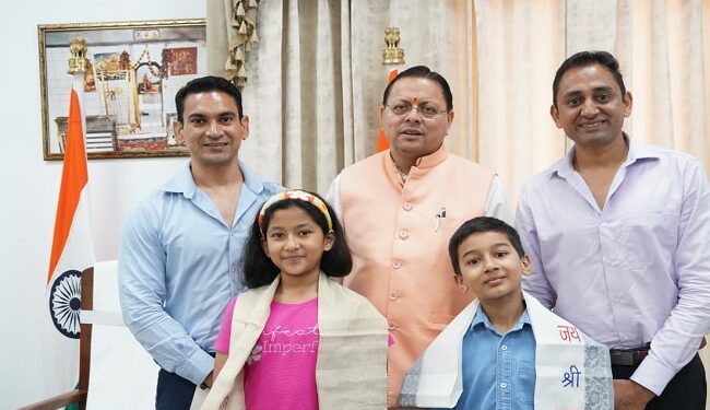 CM Dhami commends young mountaineers Riyansh and Prisha.