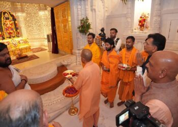 CM Yogi bowed his head in the court of Ram Lalla.