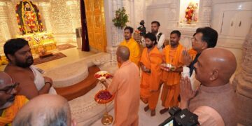 CM Yogi bowed his head in the court of Ram Lalla.