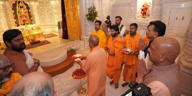 CM Yogi bowed his head in the court of Ram Lalla.