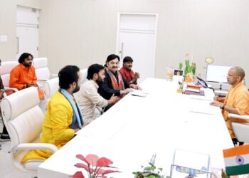 Artists of Hariharpur Music Gharana met CM Yogi.