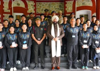 Students from Ladakh met Governor Gurmit Singh.